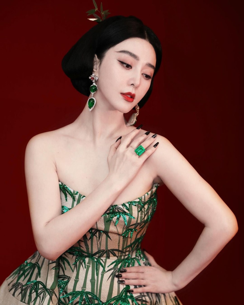 Phạm Băng Băng tái xuất rực rỡ trên thảm đỏ Cannes sau 5 năm bị phong sát - 6 Phạm Băng Băng tái xuất rực rỡ trên thảm đỏ Cannes sau 5 năm bị phong sát - 6