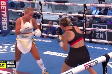 Trận đấu giữa Ebanie Bridges và Mailys Gangloff
