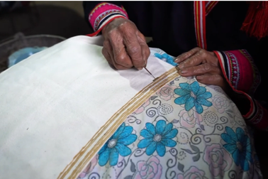 Nghệ thuật vẽ sáp ong độc đáo của người Dao Tiền ở bản Suối Lìn, Sơn La