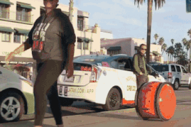 Độc đáo “Người hầu máy” mang vác đồ đạc cho chủ nhân khi tản bộ