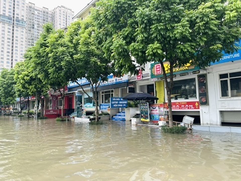 View - Hình ảnh hầm nhà liền kề, biệt thự triệu đô ngập trong nước sau mưa lớn | Báo Dân trí