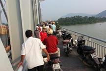 Nam thanh niên bỏ xe máy nhảy cầu Bến Thuỷ mất tích