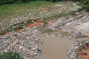 Quảng Ngãi yêu cầu xử lý sự cố ô chứa rác thải bị thủng tràn ra đất của dân