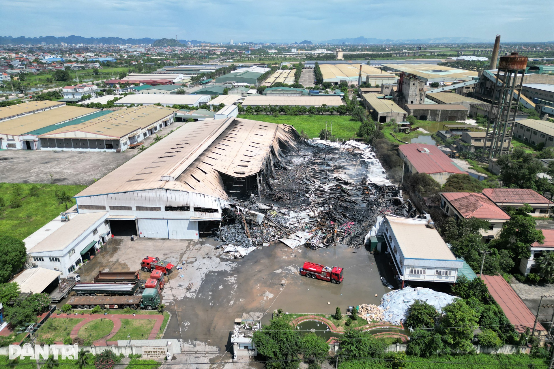 Tan hoang nhà xưởng rộng cả nghìn m2 bị bà hỏa thiêu rụi - 1