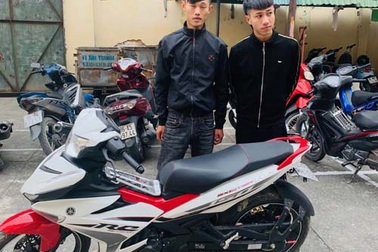 4 đối tượng táo tợn chặn đường, cướp xe trong đêm