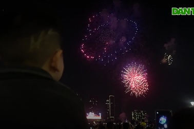 Pháo hoa rực sáng bầu trời TPHCM chào năm mới Giáp Thìn 2024