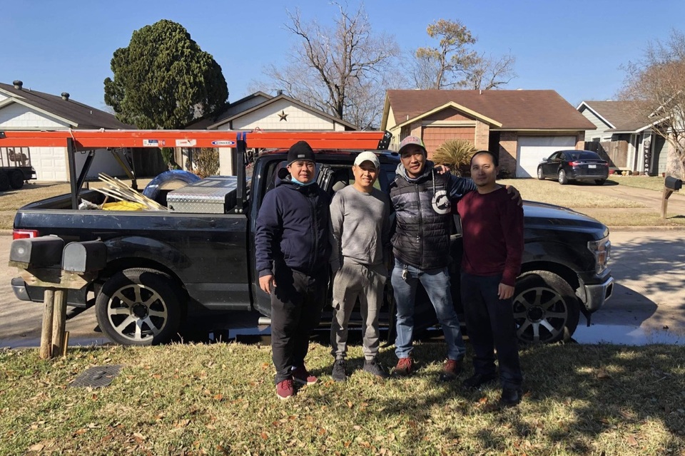 Người Việt giải cứu ống nước bị bể do bão tuyết cho cư dân Houston, Texas - 1 Người Việt giải cứu ống nước bị bể do bão tuyết cho cư dân Houston, Texas - 1