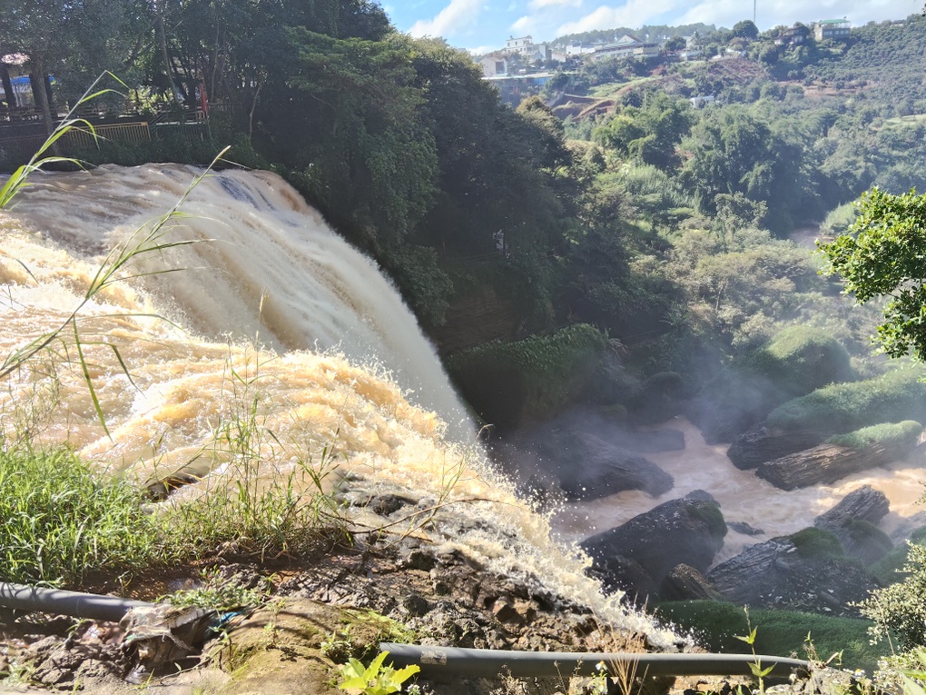 Người phụ nữ ở Lâm Đồng rơi xuống thác Voi mất tích - 1 Người phụ nữ ở Lâm Đồng rơi xuống thác Voi mất tích - 1