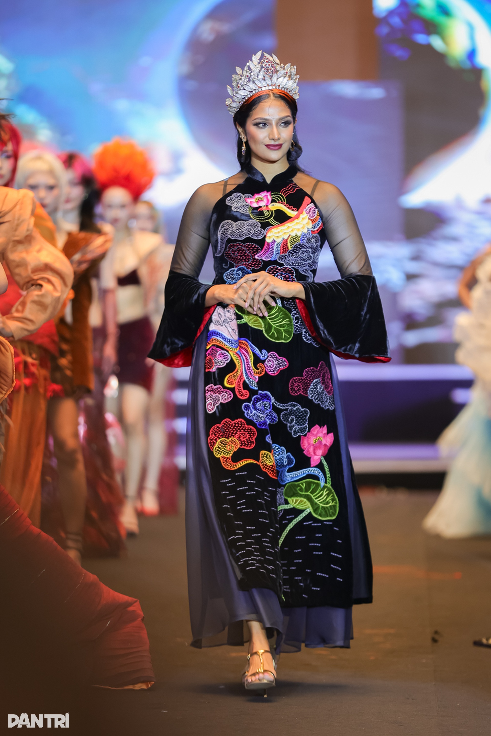 Hoa hậu Sắc đẹp Quốc tế ngưỡng mộ lòng yêu nước của người Việt Nam - 7