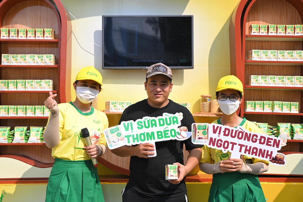 Chuyến xe Fami vui vẻ tiếp tục hành trình mang ngàn niềm vui bất ngờ đến với người dân Đồng Tháp - 5 Chuyến xe Fami vui vẻ tiếp tục hành trình mang ngàn niềm vui bất ngờ đến với người dân Đồng Tháp - 5