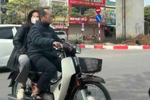 Phó công an phường ở Hà Nội bị xử phạt vì đi xe máy không đội mũ bảo hiểm