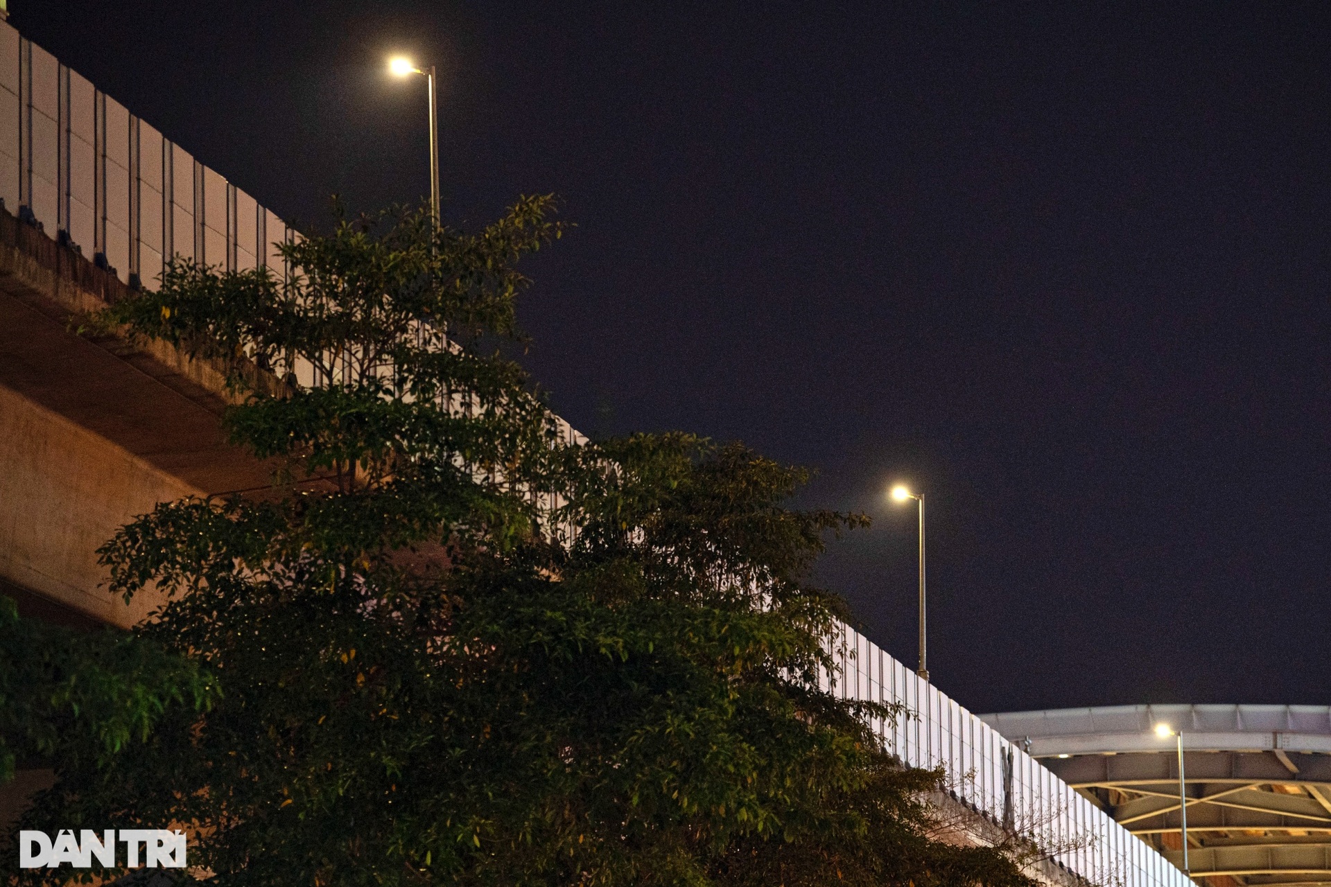 Con phố trung tâm Hà Nội gần 10 năm không có đèn đường - 11 Con phố trung tâm Hà Nội gần 10 năm không có đèn đường - 11