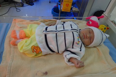 “Đứt ruột” trả cháu bé bị vứt bỏ ở bụi tre cho cha mẹ đẻ