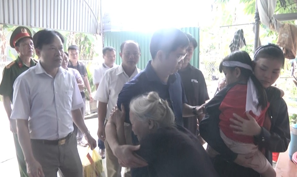 Thăm hỏi, chia buồn với gia đình 5 nạn nhân vụ ô tô lao xuống sông - 3 Thăm hỏi, chia buồn với gia đình 5 nạn nhân vụ ô tô lao xuống sông - 3