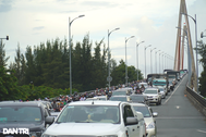 Người miền Tây trở lại TPHCM sớm khiến cầu Rạch Miễu ùn tắc