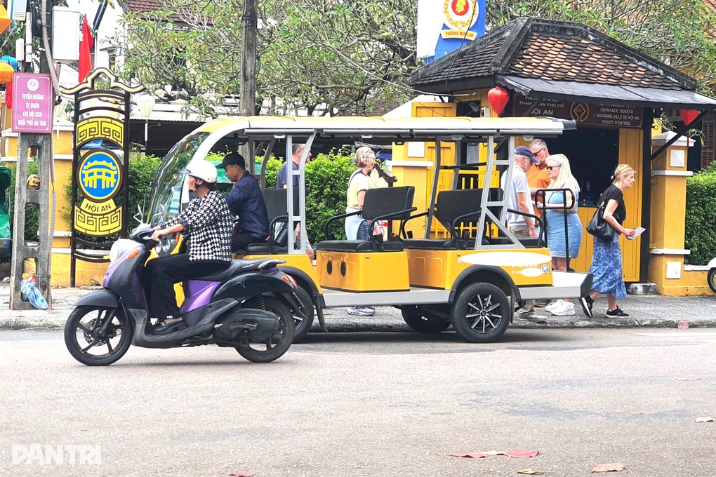 Bát nháo xe điện ở Hội An: Thành phố mong như cũ, sở yêu cầu chấn chỉnh - 2 Bát nháo xe điện ở Hội An: Thành phố mong như cũ, sở yêu cầu chấn chỉnh - 2