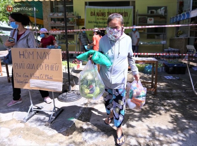 Siêu thị 0 đồng ấm tình người giữa tâm dịch Đà Nẵng: Khách hàng trả phí bằng nụ cười - Ảnh 18. Siêu thị 0 đồng ấm tình người giữa tâm dịch Đà Nẵng: Khách hàng trả phí bằng nụ cười - Ảnh 18.