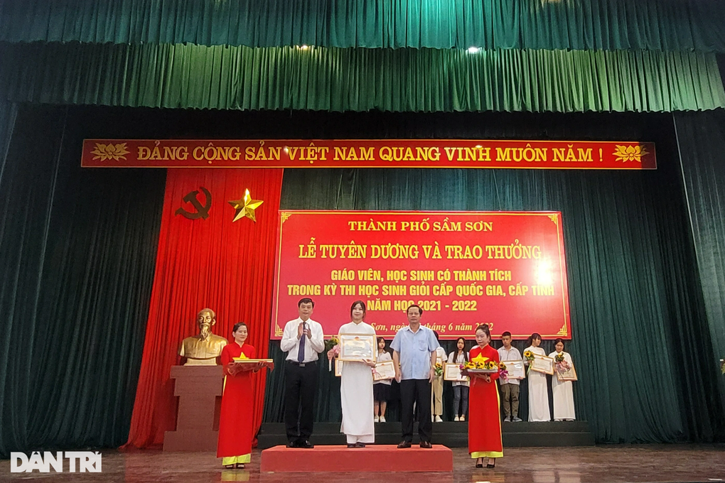 Khen thưởng 133 học sinh đạt thành tích cao trong kỳ thi học sinh giỏi - 1 Khen thưởng 133 học sinh đạt thành tích cao trong kỳ thi học sinh giỏi - 1