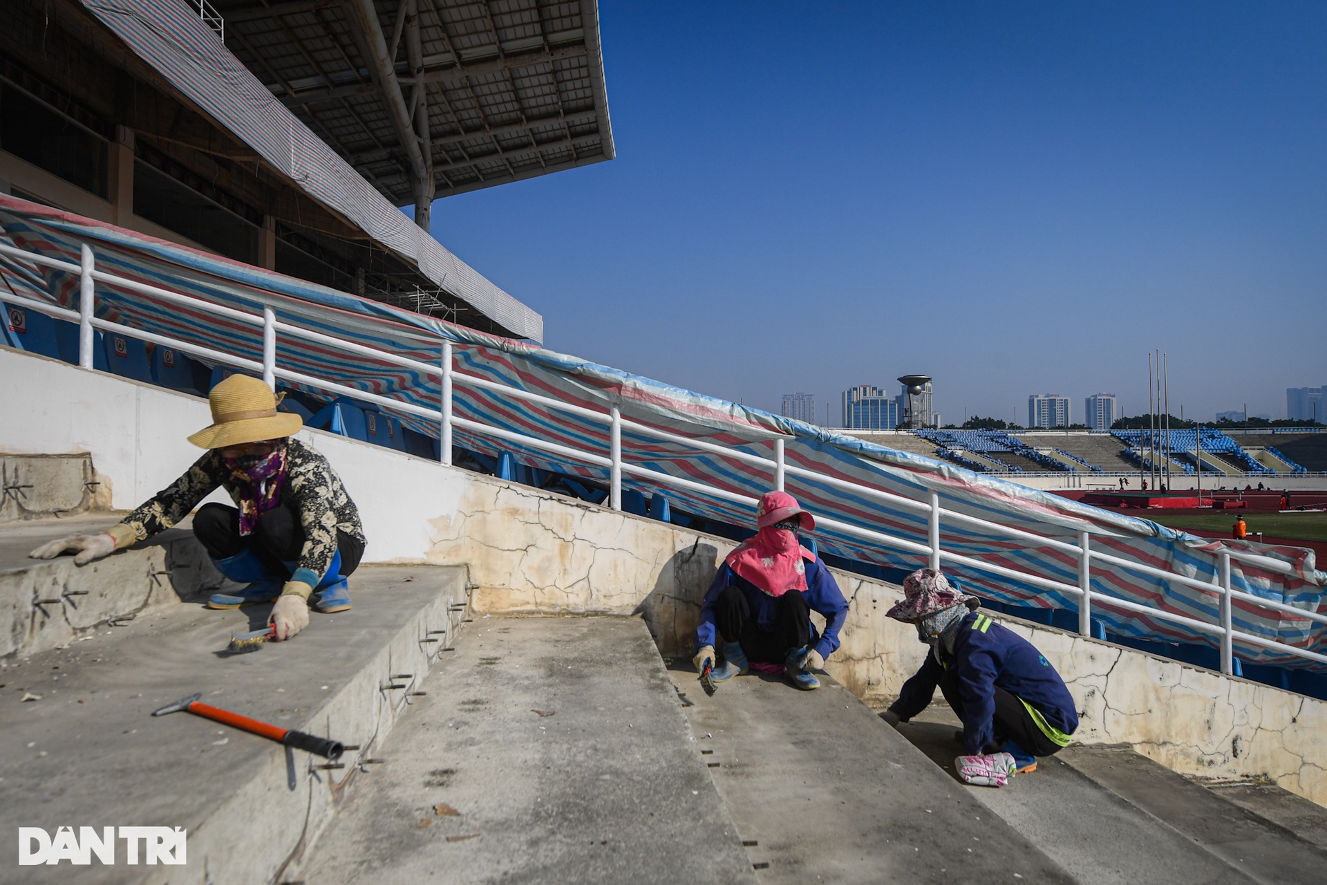 Sân Mỹ Đình ngổn ngang công trình sau khi tháo dỡ 40.000 ghế ngồi khán đài - 8