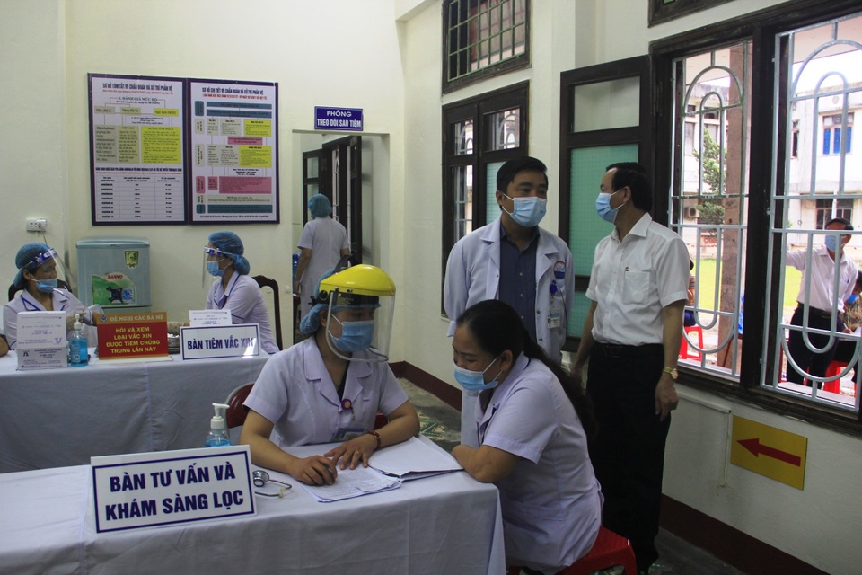 Tiêm vắc xin phòng Covid-19 cho lực lượng tuyến đầu phòng, chống dịch - 3