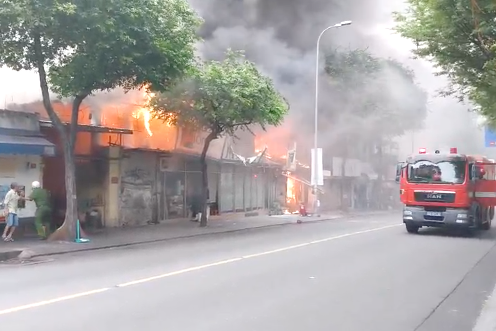 Cảnh sát phong tỏa, khống chế ngọn lửa dữ dội ở cửa hàng trung tâm TPHCM - 1 Cảnh sát phong tỏa, khống chế ngọn lửa dữ dội ở cửa hàng trung tâm TPHCM - 1