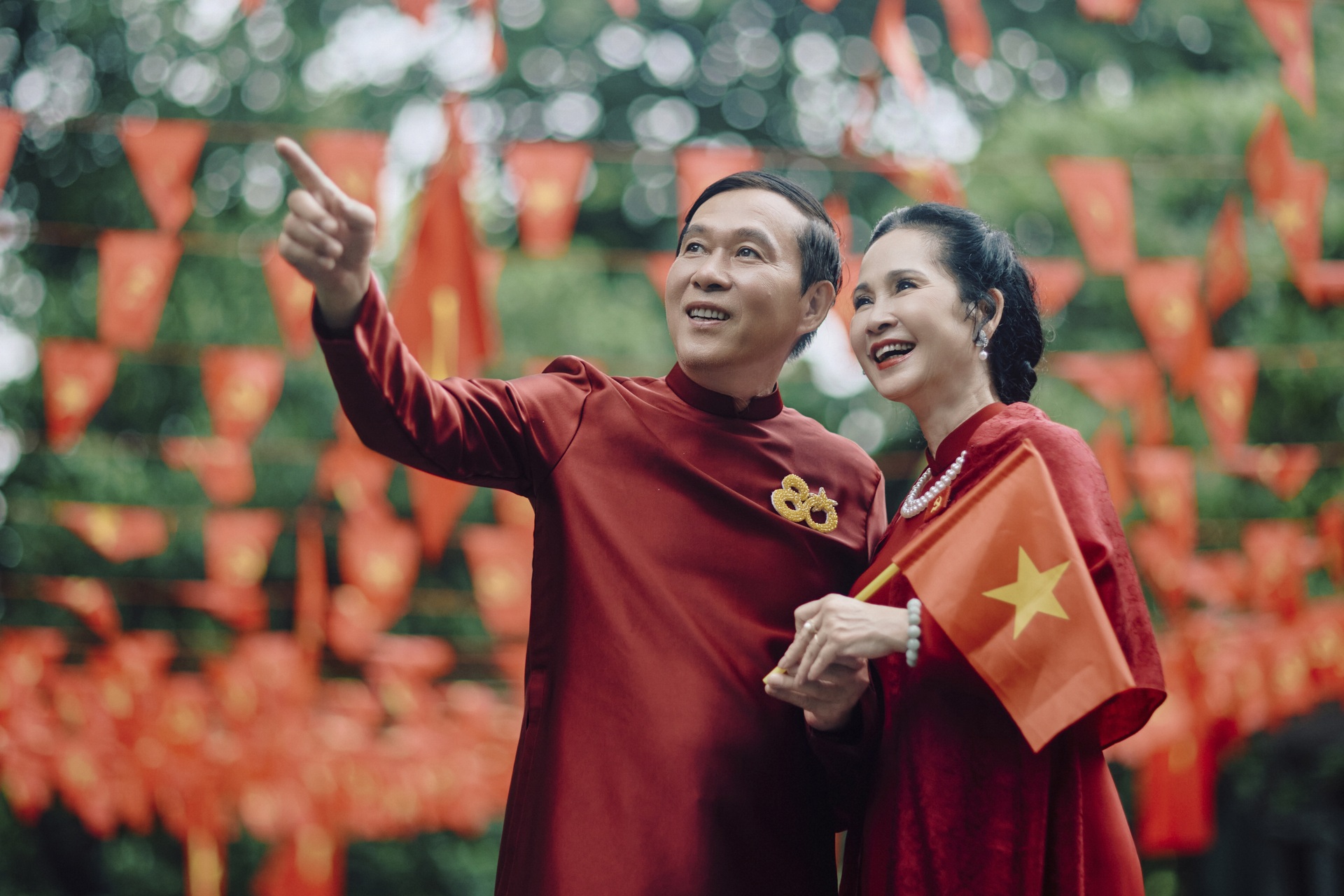 NSND Lan Hương xúc động tái hiện ảnh cưới: Anh Kỷ tự tay bó hoa cho tôi - 12