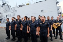 Thủy thủ tàu Hải quân Hoàng gia New Zealand múa hát tại cảng Tiên Sa