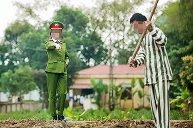 Ảnh cưới ý tưởng "quản giáo - tù nhân" gây xôn xao mạng