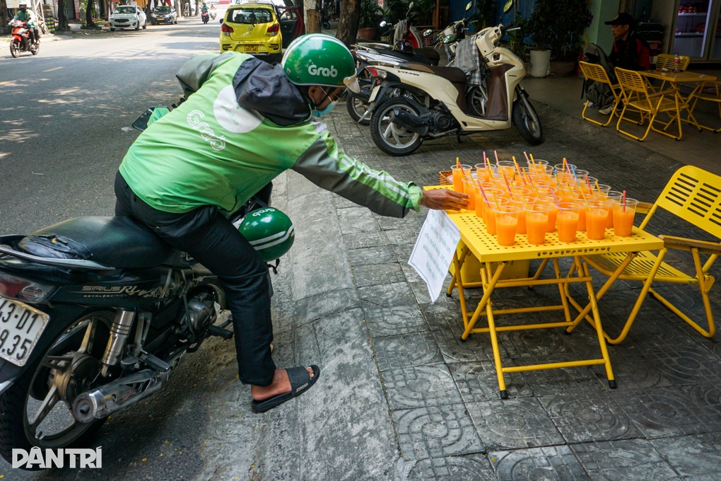 Dừng lại đây một phút uống cho mát rồi đi tiếp nhé, đừng ngại - 2 Dừng lại đây một phút uống cho mát rồi đi tiếp nhé, đừng ngại - 2