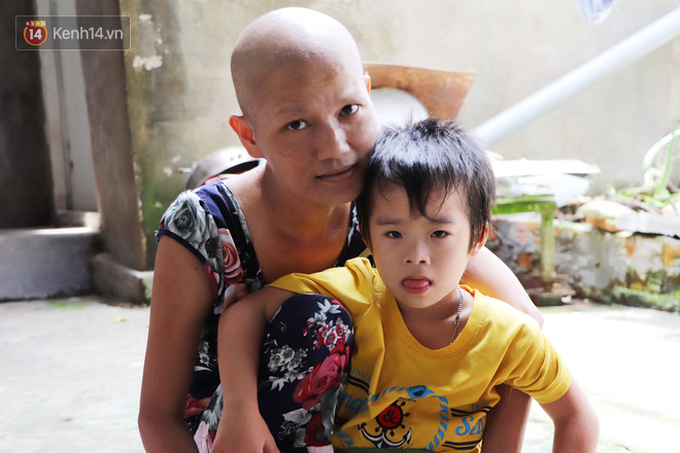 Bị ung thư buồng trứng vẫn gắng gượng đi làm, người mẹ cố sống từng ngày để lo cho đứa con khờ bệnh tật - Ảnh 7. Bị ung thư buồng trứng vẫn gắng gượng đi làm, người mẹ cố sống từng ngày để lo cho đứa con khờ bệnh tật - Ảnh 7.