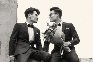Cặp đôi LGBT bắt đầu chuyện tình qua app hẹn hò và cái kết cầu hôn lãng mạn