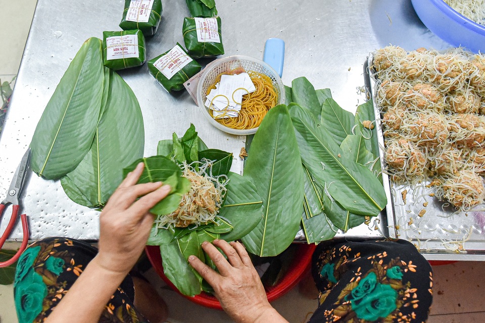Gia đình 3 thập kỉ làm nem nắm: Băm thái từ 3h đêm, hết 500 - 700 gói/ngày - 15 Gia đình 3 thập kỉ làm nem nắm: Băm thái từ 3h đêm, hết 500 - 700 gói/ngày - 15