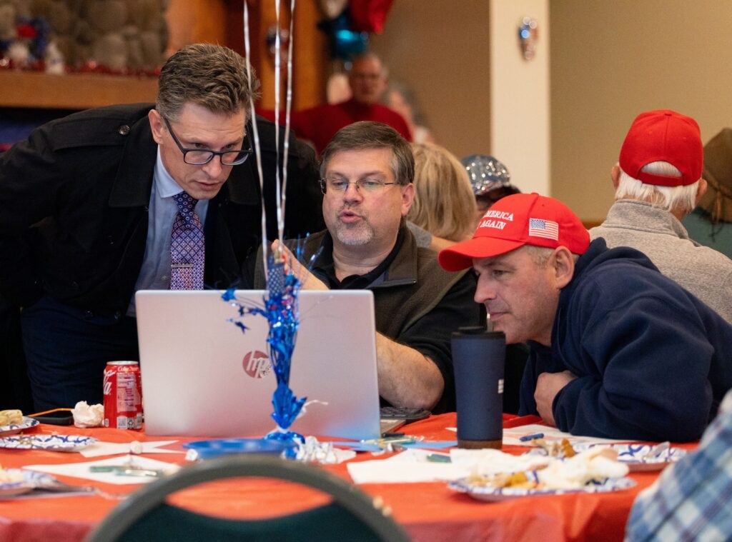 अमेरिकी राष्ट्रपति चुनाव के नतीजों का बेसब्री से इंतज़ार करते हुए पूरी रात जागते हैं - 3 Người Mỹ thức đêm hồi hộp chờ kết quả bầu cử Tổng thống - 3