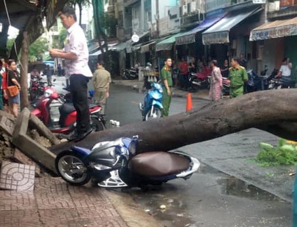 Sài Gòn mưa lớn, đường ngập lút bánh xe, dân vất vả ngăn nước vào nhà - 7 Sài Gòn mưa lớn, đường ngập lút bánh xe, dân vất vả ngăn nước vào nhà - 7