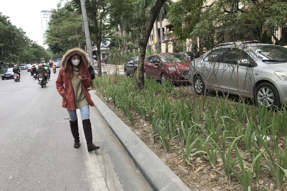Vỉa hè Hà Nội lát đá bền trăm năm để... đỗ ô tô cho chắc chắn? - 10 Vỉa hè Hà Nội lát đá bền trăm năm để... đỗ ô tô cho chắc chắn? - 10