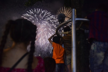 Biển người đổ về trung tâm TPHCM xem pháo hoa