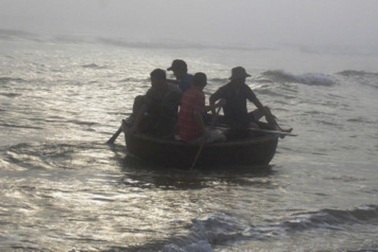 Sóng đánh lật thuyền, một ngư dân tử vong