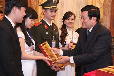 Chủ tịch nước Trương Tấn Sang gặp mặt các tấm gương SV tiêu biểu