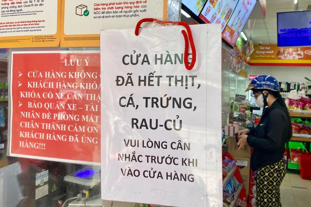 TPHCM: Cảnh xếp hàng dài ngoài siêu thị trong ngày có tin đồn thất thiệt - 4 TPHCM: Cảnh xếp hàng dài ngoài siêu thị trong ngày có tin đồn thất thiệt - 4
