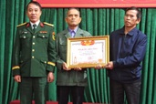 Trao bằng Tổ quốc ghi công đến thân nhân liệt sỹ Lê Văn Định