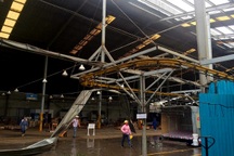 Hai trận lốc xoáy lật tung phần mái của nhiều doanh nghiệp, nhà dân