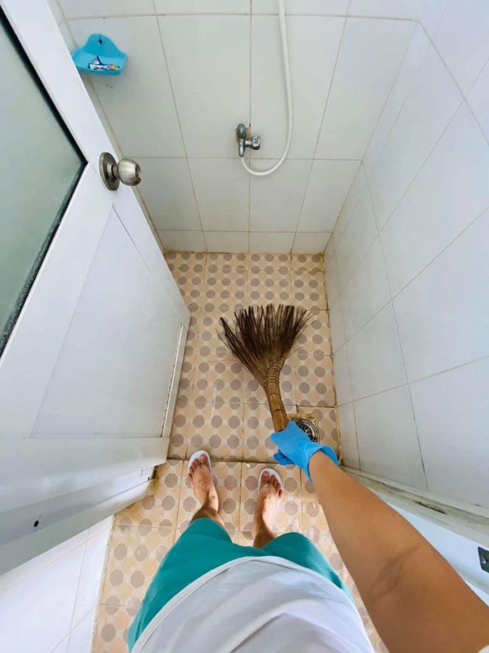 Du học sinh rủ nhau phụ giúp dọn nhà vệ sinh chung của khu cách ly - 4 Du học sinh rủ nhau phụ giúp dọn nhà vệ sinh chung của khu cách ly - 4