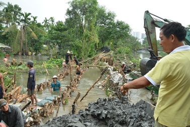 Đã vá xong đoạn bờ bao bị vỡ tại TPHCM