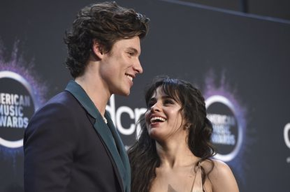 Camila Cabello tình tứ hôn Shawn Mendes - 6 Camila Cabello tình tứ hôn Shawn Mendes - 6
