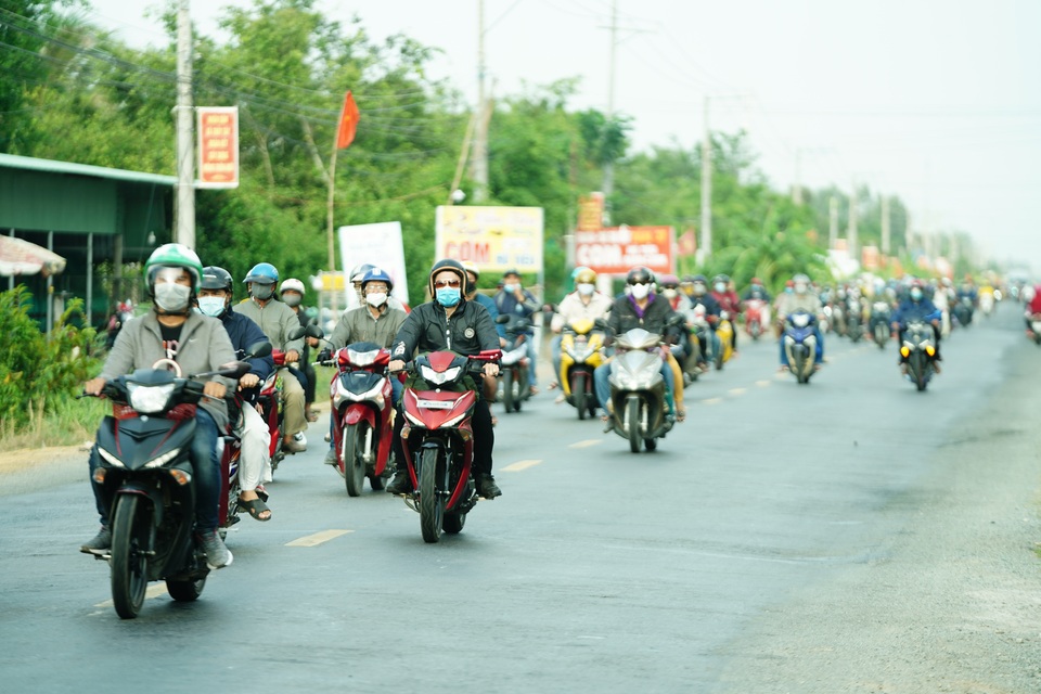 Dòng xe lấn tuyến dài bất tận biến quốc lộ thành đường một chiều - 8