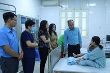 Trao hỗ trợ đến gia đình trẻ em bị thương vong trong vụ cháy chung cư mini