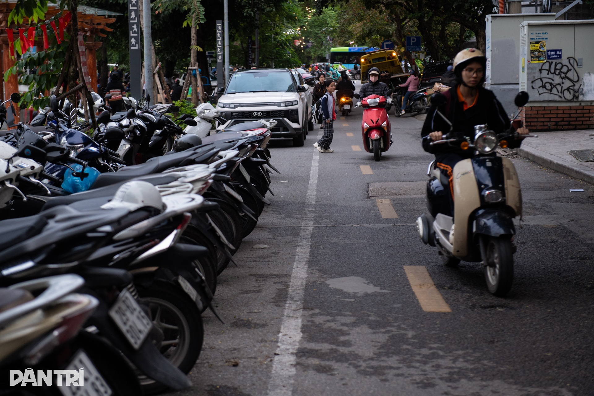 Hà Nội: Ô tô đỗ tràn lan lòng đường nhỏ hẹp, giao thông bị bóp nghẹt - 2 Hà Nội: Ô tô đỗ tràn lan lòng đường nhỏ hẹp, giao thông bị bóp nghẹt - 2