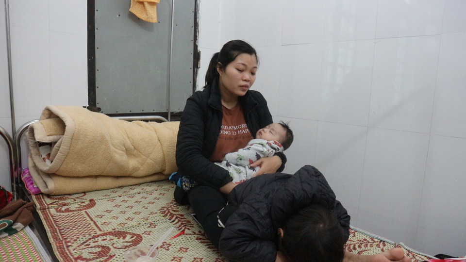 Thương người phụ nữ cùng lúc ôm 3 đứa con nằm viện khóc chồng ung thư - 4 Thương người phụ nữ cùng lúc ôm 3 đứa con nằm viện khóc chồng ung thư - 4