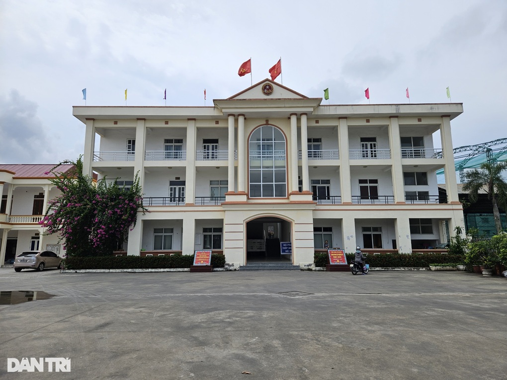 Nữ cán bộ Sở Nội vụ Hải Phòng tháo dỡ hạng mục công trình vi phạm - 2 Nữ cán bộ Sở Nội vụ Hải Phòng tháo dỡ hạng mục công trình vi phạm - 2