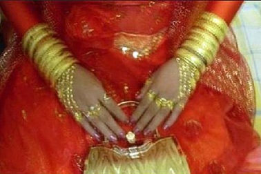 Cô dâu đeo hơn 5 kg vàng trong ngày cưới